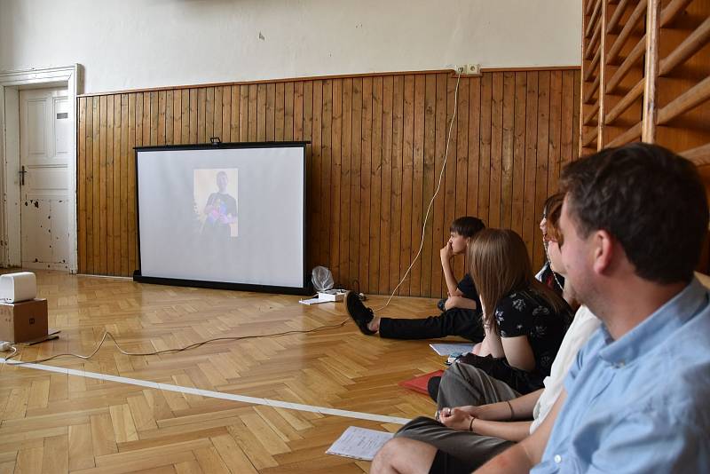 Pro své poslední vysvědčení si zašli žáci devátých tříd Základní školy Na Valech v Litoměřicích. Předávání předcházelo poslední zvonění, při kterém deváťáci sešli slavnostním špalírem po schodech školy za potlesku učitelů a dětí z mladších ročníků.