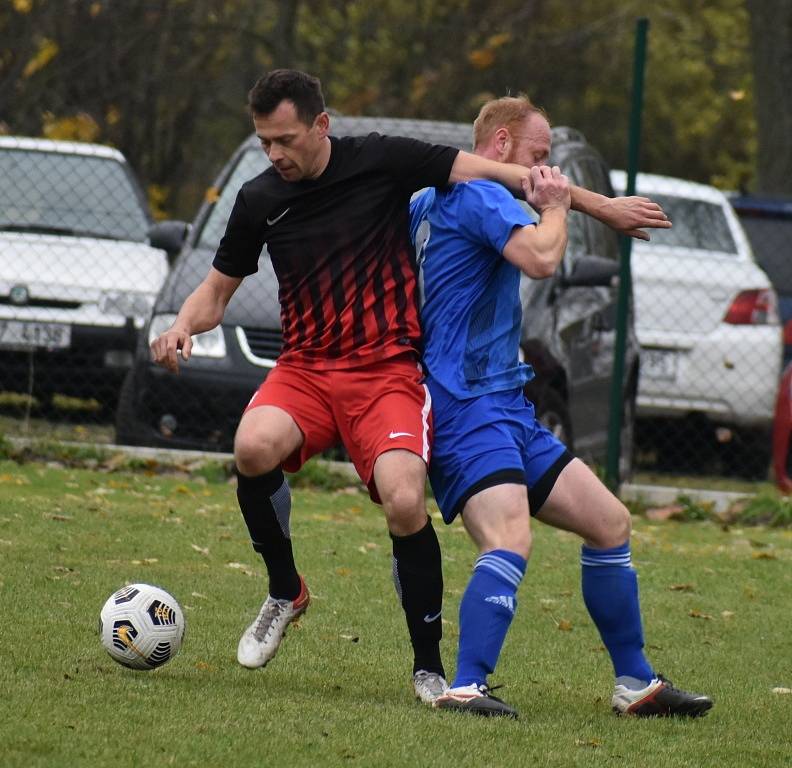 Liběšice (tmavé dresy) doma podlehly Černovicím 1:3.