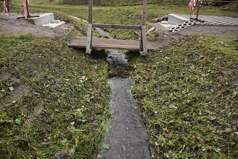 Jednoduchá lávka přes Pokratický potok čeká na dokončení už více než měsíc.