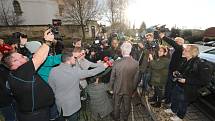 Prezidentský kandidát Petr Pavel svůj hlas odevzdal v Černoučku na Podřipsku. Zájem médií byl veliký