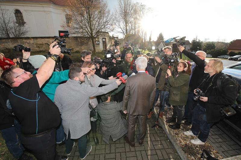 Prezidentský kandidát Petr Pavel svůj hlas odevzdal v Černoučku na Podřipsku. Zájem médií byl veliký