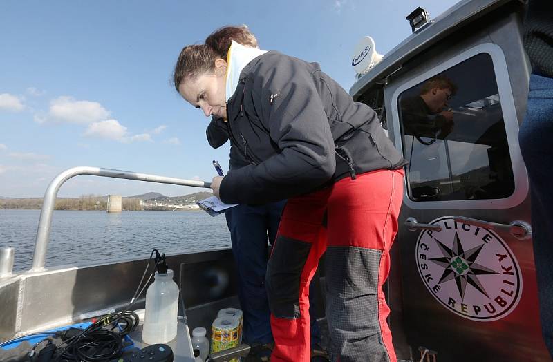 ANALYTIČKA Sylvie Kříženecká z Katedry technických věd Fakulty životního prostředí UJEP za pomoci speciální nádoby z lodi odebírá vzorky vody z Píšťanského jezera.