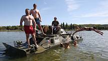 Téměř osmdesátka historických vozidel dorazila na sraz k jezeru Chmelař. Mezi nimi byla opět i vozidla jezdící na suchu a plovoucí na vodě.