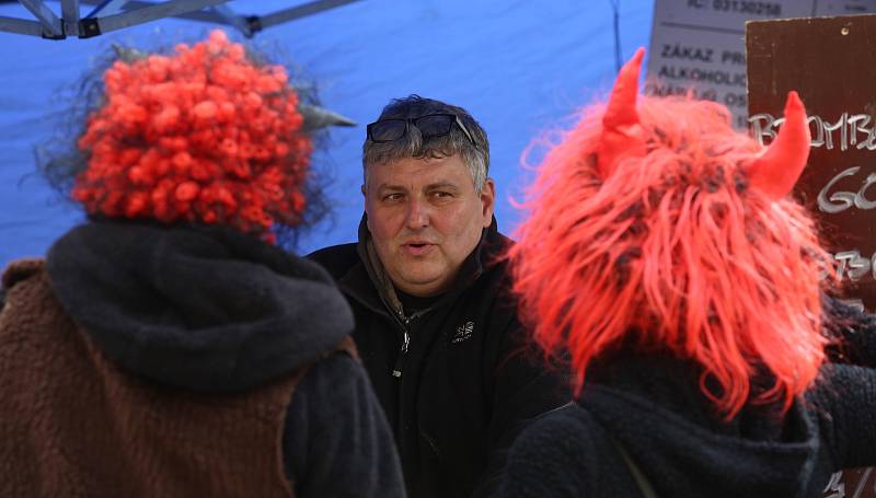 Tradiční masopust s létajícím prasetem proběhl v sobotu v Úštěku.