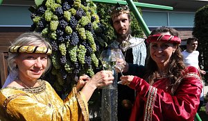 Tradiční vinobraní ve Velkých Žernosekách nalákalo tisíce lidí.