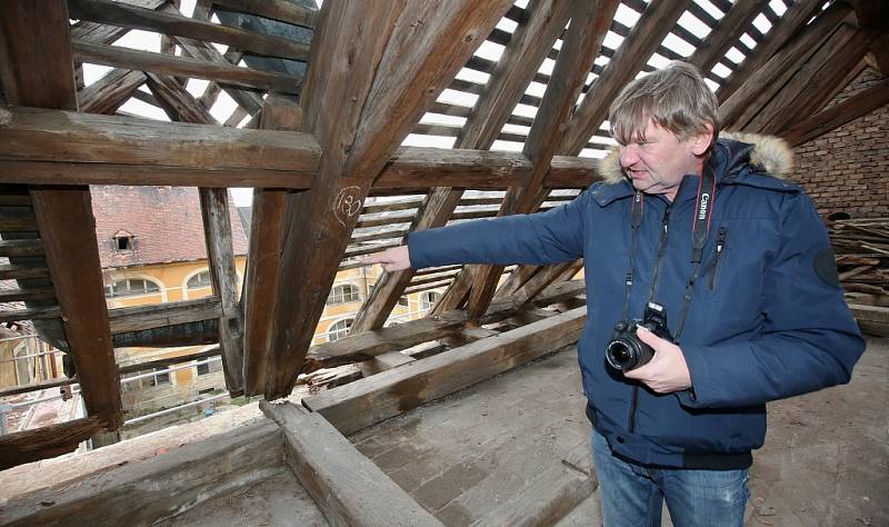 Žižkovy kasárny v Terezíně začali opravovat. Dělníci zajišťují stropy, aby mohli pokračovat na půdě domu.