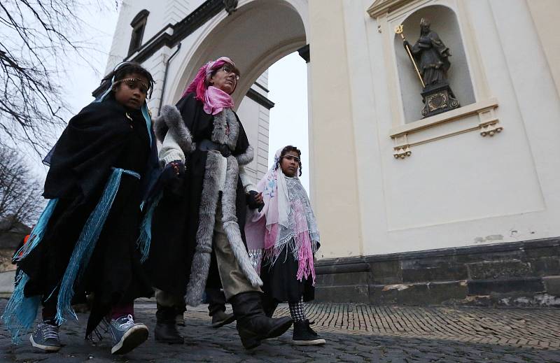 Tradiční živý betlém začal průvodem na Dómské náměstí, kde proběhla scénka o narození Ježiše.