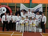 DVACÍTKA závodníků Karatedó Steklý se představila při druhém kole Národního poháru karate JKA (Japan Karate Association) žáků a juniorů v Praze.