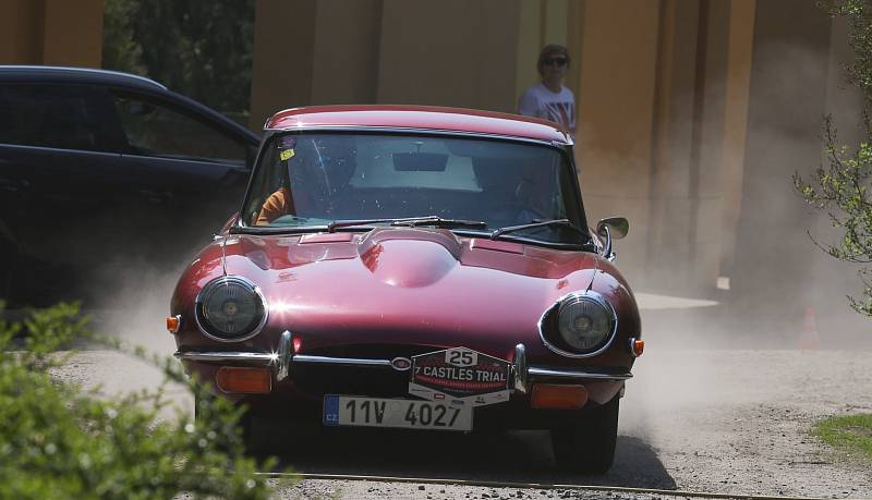 Zámek v Ploskovicích se stal svědkem průjezdu 4. ročníku setinové rallye historických vozidel