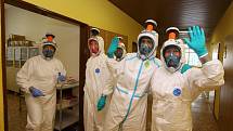 Fotoreportáž z jednotky Covid v nemocnici v Litoměřicích. Starají se tam za přísných hygienických a bezpečnostních opatření o několik pacientů, kteří onemocněli koronavirem.
