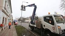 Pracovníci technických služeb a technik městské policie Pavel Frk instalují novou mobilní kameru městského kamerového systému v ulici Masarykova.
