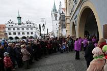 Sbor Cantica Bohemica zpíval na Mírovém náměstí.