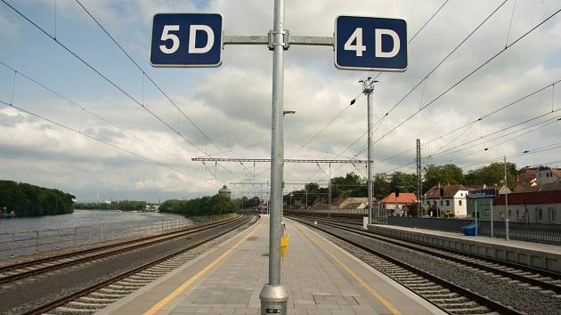 Rekonstrukce nástupišť v Roudnici nad Labem skončila.