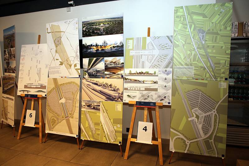 Vernisáž výstavy návrhů účastníků architektonicko-urbanistické soutěže na podobu a řešení terminálu vysokorychlostní železnice (VRT), který má vyrůst nedaleko roudnického letiště.