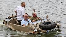Lidé se kochali vojenskou technikou na jezeře.