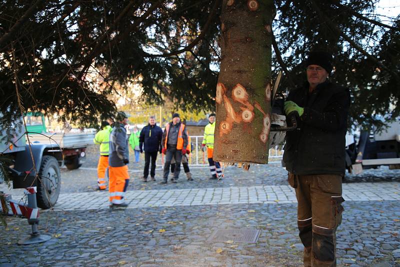 Na roudnické Karlovo náměstí v úterý 23. listopadu přivezli vánoční strom.