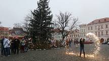 ŠTĚDRODENNÍ ZPÍVÁNÍ sboru Cantica Bohemica na náměstí v Litoměřicích.