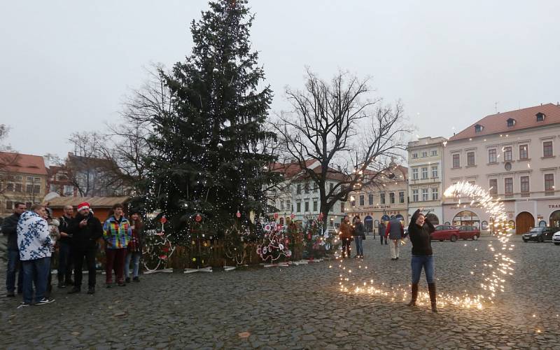 ŠTĚDRODENNÍ ZPÍVÁNÍ sboru Cantica Bohemica na náměstí v Litoměřicích.