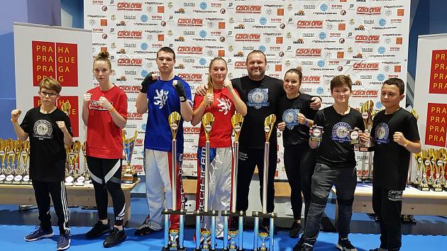 Kickbox Lovosice Czech open 2019 (zprava Štěpán Král, Jan Krpeš, trenérka Barbora Marešová, trenér Vít Masopust, Lenča Masopustová, Vítězslav Svoboda, Simča Zahrádková, Jakub Řehák). Foto: Kickbox ASK Lovosice/Bohušovice n. O.