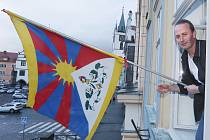 Pracovník městského úřadu Pavel Řídel vyvěsil tibetskou vlajku na budovu litoměřické radnice.
