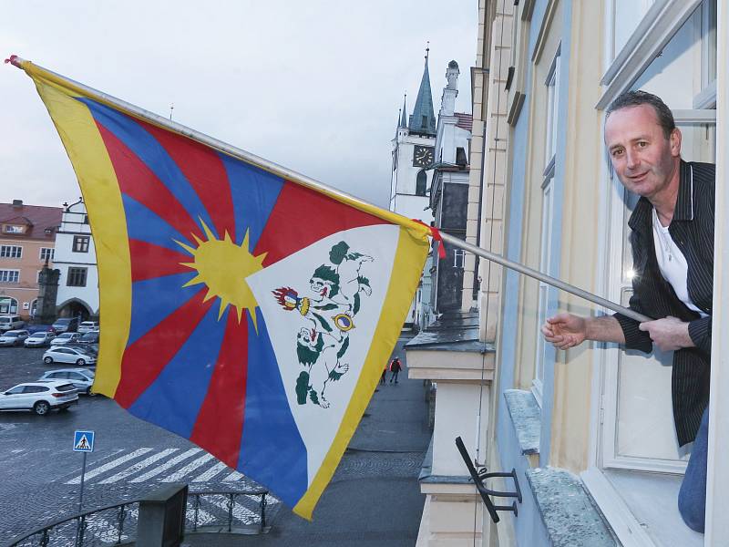 Pracovník městského úřadu Pavel Řídel vyvěsil tibetskou vlajku na budovu litoměřické radnice.