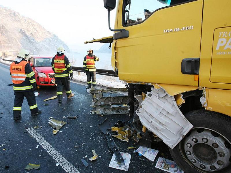 V úterý 9.3. ráno došlo v Malých Žernosekách u Lovosic ke smrtelné dopravdní nehodě. Srazil se kamion a tři osobní automobily.