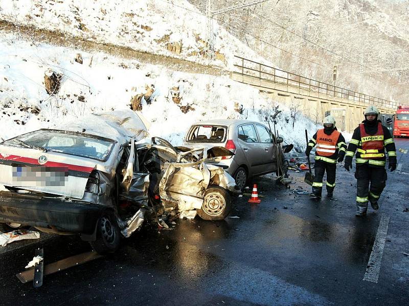 V úterý 9.3. ráno došlo v Malých Žernosekách u Lovosic ke smrtelné dopravdní nehodě. Srazil se kamion a tři osobní automobily.