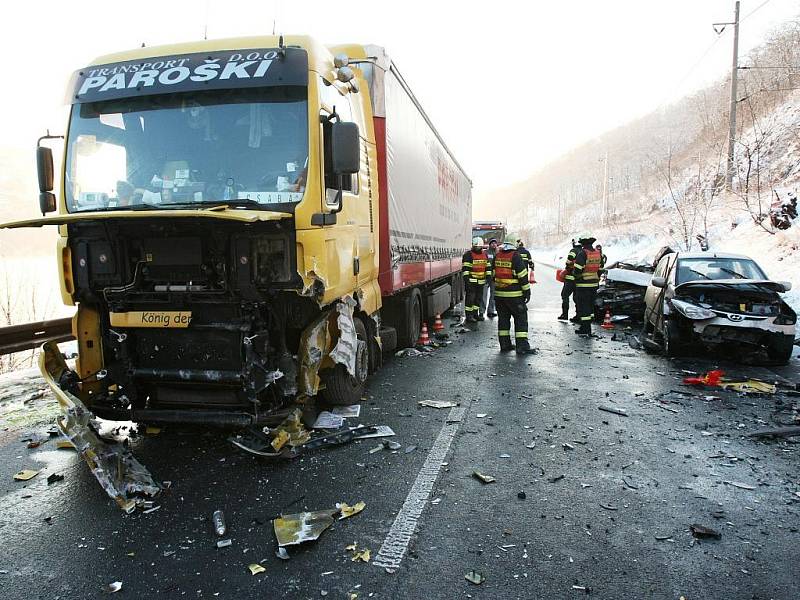 V úterý 9.3. ráno došlo v Malých Žernosekách u Lovosic ke smrtelné dopravdní nehodě. Srazil se kamion a tři osobní automobily.