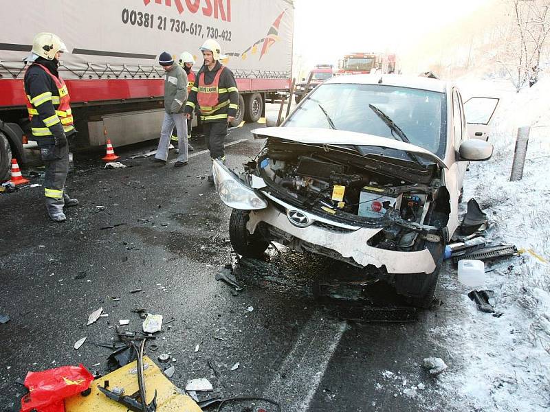 V úterý 9.3. ráno došlo v Malých Žernosekách u Lovosic ke smrtelné dopravdní nehodě. Srazil se kamion a tři osobní automobily.