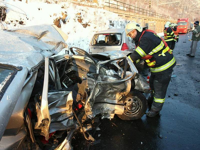 V úterý 9.3. ráno došlo v Malých Žernosekách u Lovosic ke smrtelné dopravdní nehodě. Srazil se kamion a tři osobní automobily.