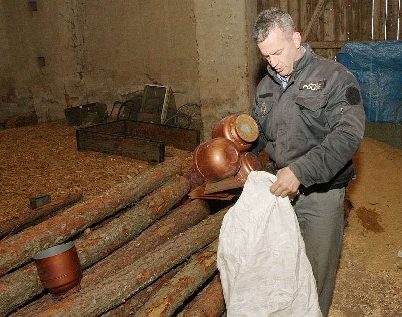 ČTYŘIADVACETILETÝ David Skokan, podle policie narkoman, se zaměřoval zejména na měděné mosazné obaly uren, jejichž prodejem si chtěl pomoci z tíživé životní situace.  Hanobení lidských ostatků prý nebylo jeho cílem. Zatkli jej v dubnu.