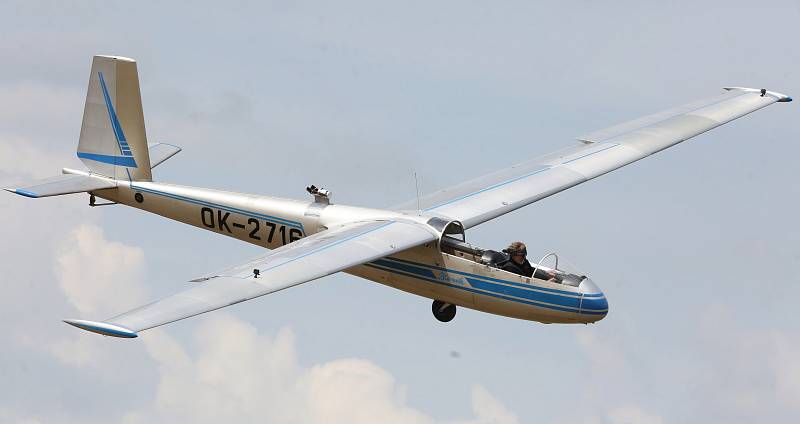 Letecký den Memorial Air Show 2019 v Roudnici nabídl také v neděli pestrý program