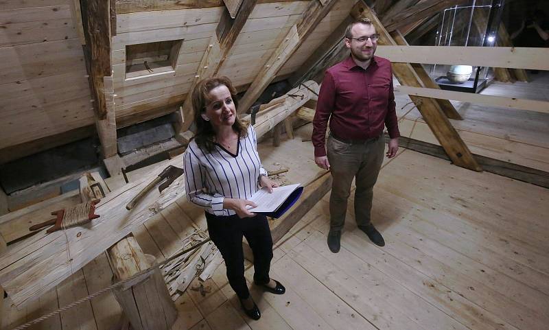 V pátek byla zahájena výstava o opravě střechy věže Kalicha na budově litoměřické radnice.