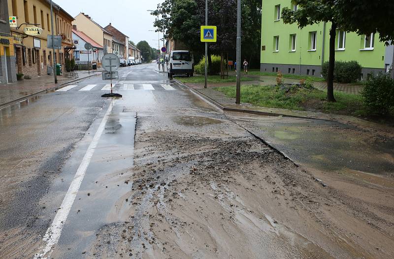 V Lovosicích ve středu odpoledne praskla trubka vodovodního řadu. Havárie zkomplikovala dopravu ve městě. Část ulice Terezínská musela být uzavřena.