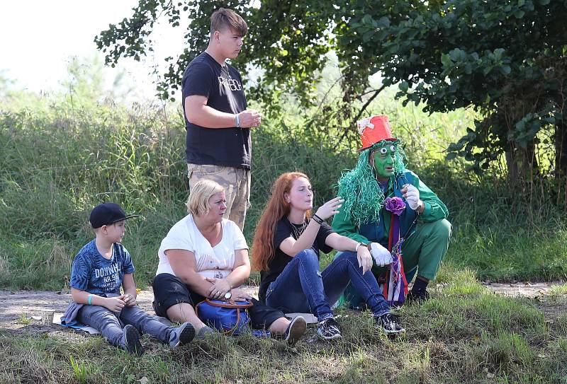 Desítky místních obyvatel se v sobotu bavily na tradiční Žalhostické neckyádě.