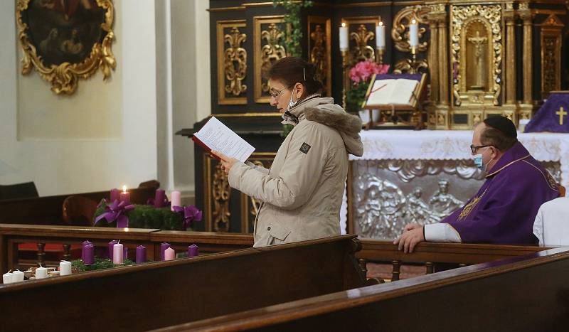 Mše svatá v litoměřické katedrále sv. Štěpána, při které byla zapálena první svíce na věnci