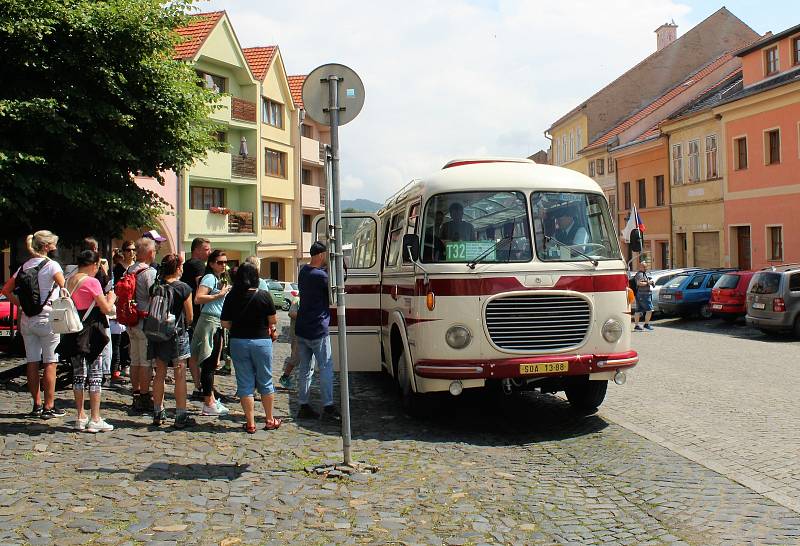 Se začátkem letních prázdnin se cestující mohou svézt historickým autobusem Škoda 706 RTO mezi Úštěkem a Zubrnicemi.