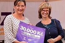Zuzana Legnerová (vlevo) z litoměřického hospicu převzala šek na 30 tisíc korun.