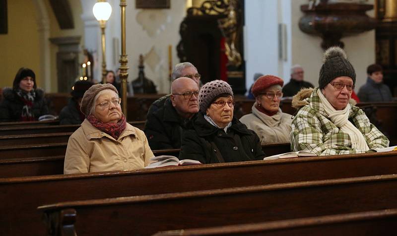 Mši svatou s udílením popelce sloužil Mons. Jan Baxant, biskup litoměřický, na Popeleční středu ráno v katedrále sv. Štěpána v Litoměřicích.