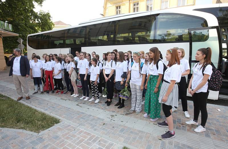 Dojemné uvítání čekalo u kina Máj na dívky z Puellae Cantantes - dívčí pěvecký sbor poté, co se vrátily domů do Litoměřic ze světové olympiády pěveckých sborů v Jihoafrické republice