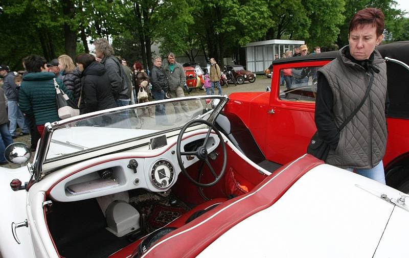 Tradiční závody veteránu v rámci Autosalonu na Zahradě Čech