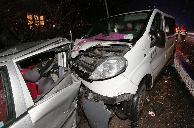 Řidič dodávky naboural v Podsedicích v úterý 20. listopadu večer do zaparkovaných aut.