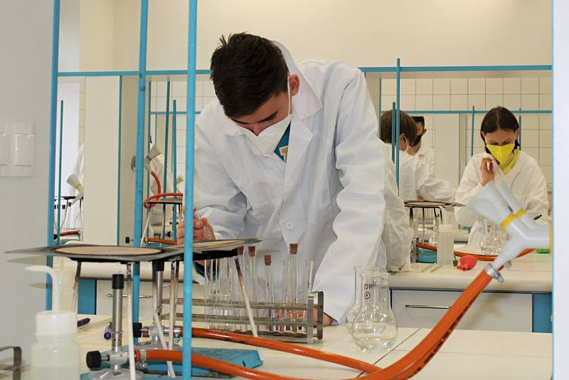 Na Střední odborné škole technické a zahradnické v Lovosicích se v úterý 15. února konalo regionální finále soutěže Mladý chemik. Účastnili se ho žáci devátých tříd z celého Ústeckého kraje.