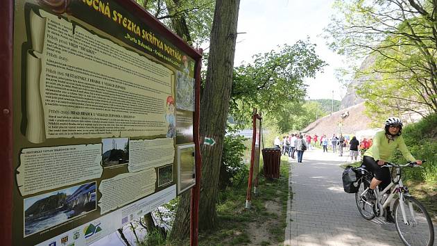 Novou třicet kilometrů dlouhou stezku se šestnácti zastaveními slavnostně představili starostové obcí sdružených v Mikroregionu Porta Bohemica, skrze které cesta vede.