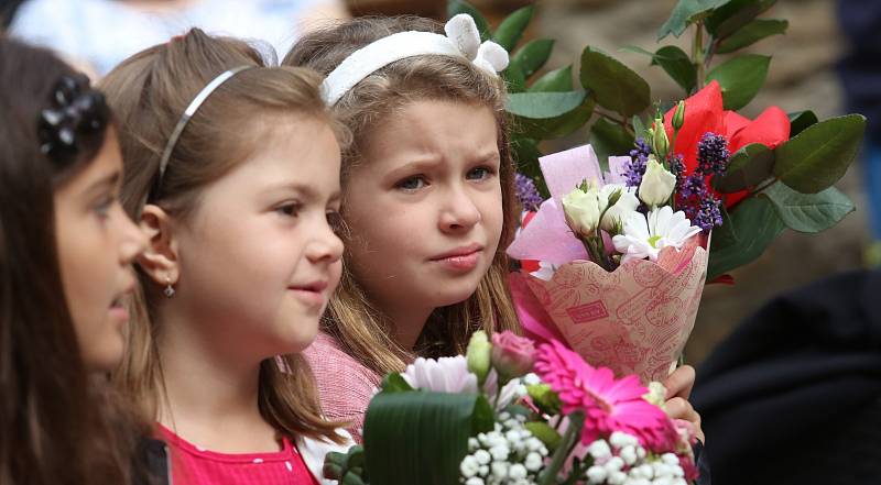 V Úštěku se slavnostně rozdávalo vysvědčení. První ročník a devátá třída dostaly vysvědčení v areálu místního hradu