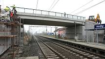 HRDLY. Silniční most nad železničním koridorem u Hrdel už je téměř dokončený. 