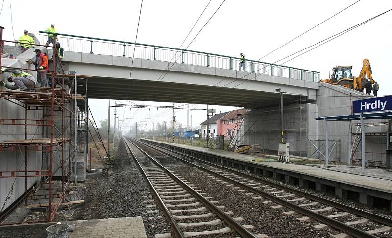 HRDLY. Silniční most nad železničním koridorem u Hrdel už je téměř dokončený. 