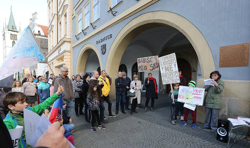 Téměř dvě stovky občanů Litoměřic vyjádřily na svolané demonstraci v pondělí v podvečer na Mírovém náměstí nespokojenost s vládou premiéra Babiše a ministryní spravedlnosti Benešovou.