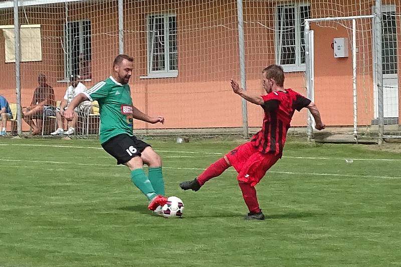 Pokratice (v zeleném) porazily v posledním kole Úštěk 8:4 a oslavily postup do kraje.