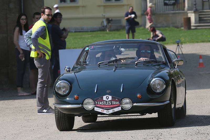 Zámek v Ploskovicích se stal svědkem průjezdu 4. ročníku setinové rallye historických vozidel